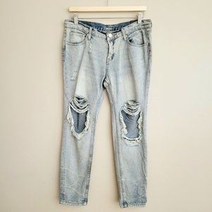 BDG UO Slouchy Slim Boyfriend Jeans Lightwash Denim Busted Knees Size 26 NEW